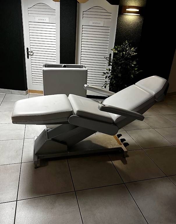 Fauteuils de soin: Kosmetik-/Behandlungsliege  – D'occasion à Basel par inf_9cp2 2