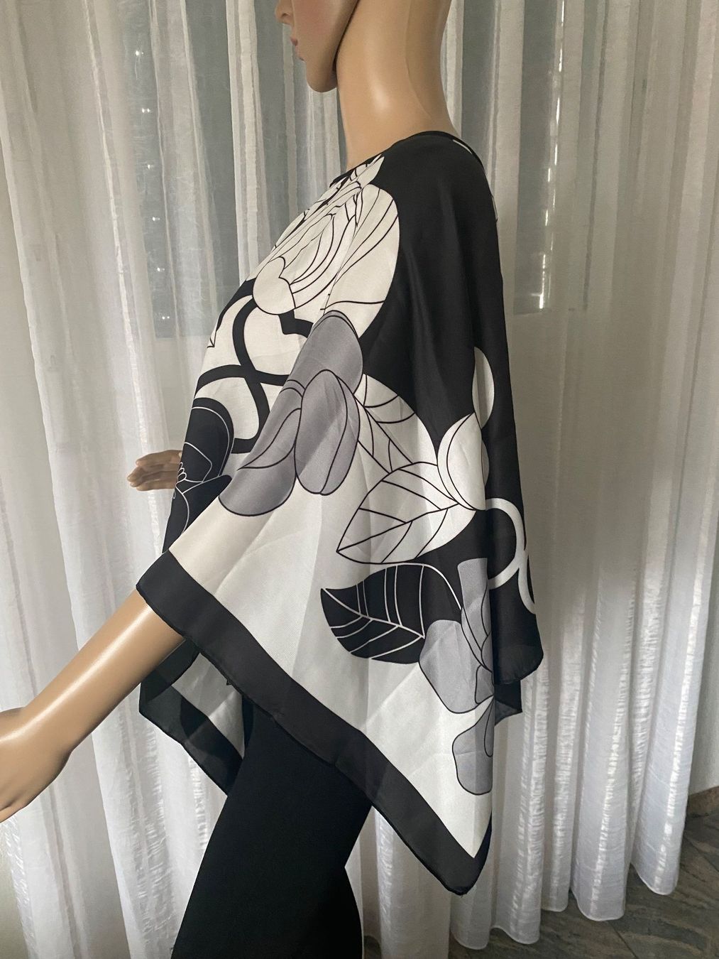 Camicette: edler/stylischer Blusen-Poncho,Silk-Feeling,1 Size – Nuovo e nell'imballaggio originale da Winkel venduto da ferrari2022 2