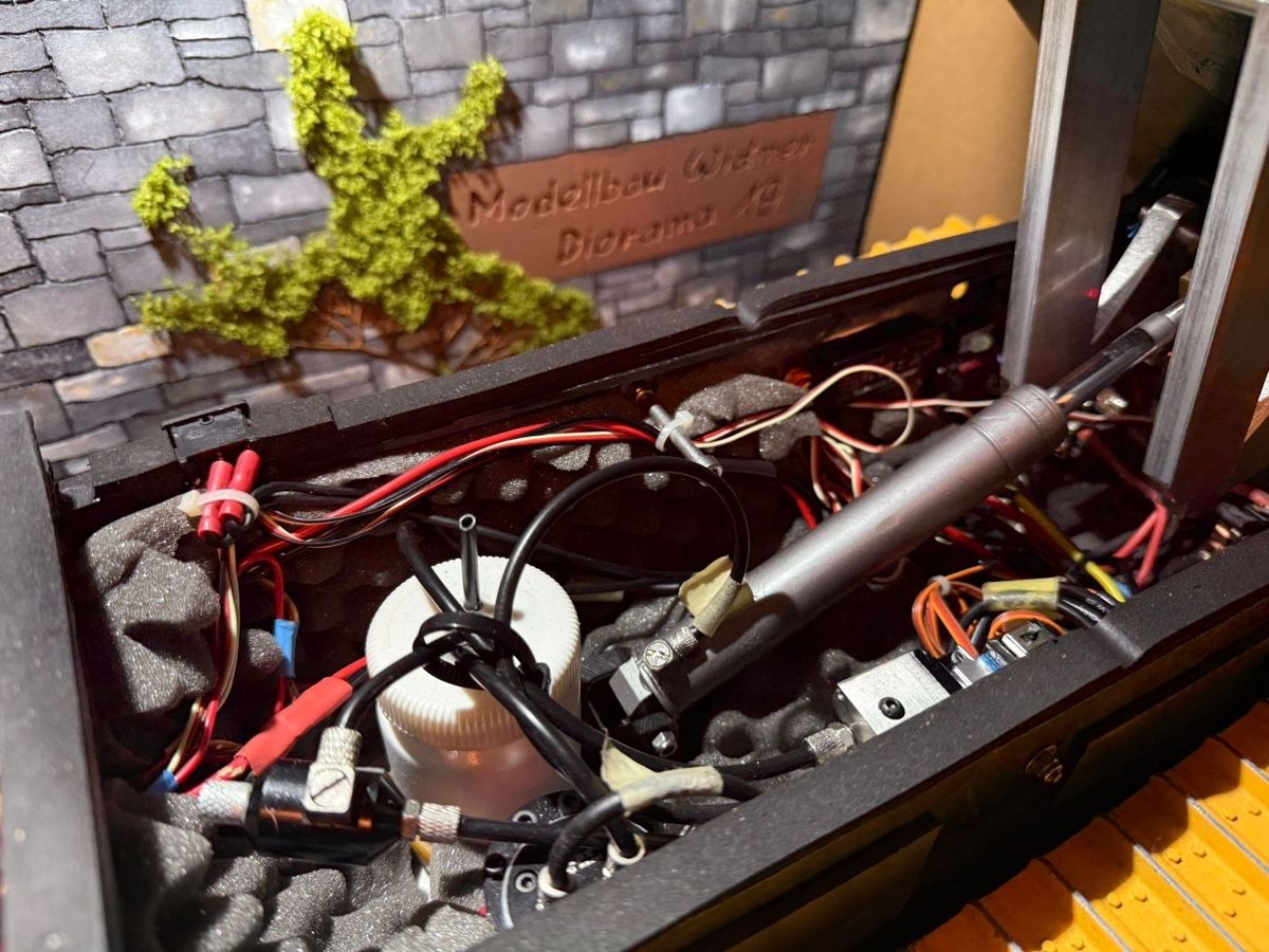 Modellismo RC: Hydraulischer Raupendumper 1:14 – Usato da Altdorf UR venduto da modellbau-widmer 9