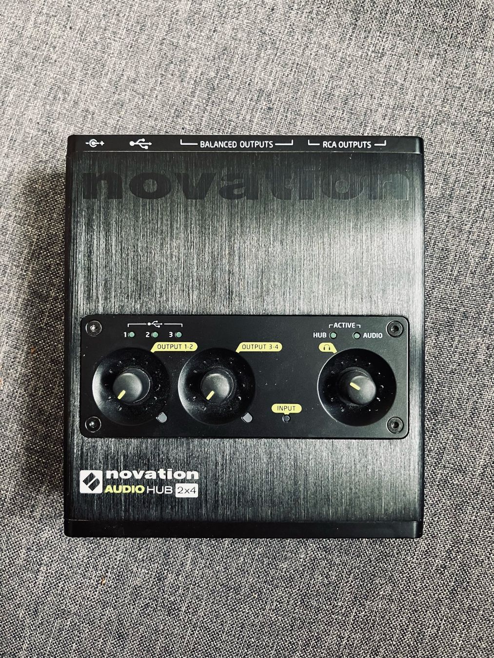 Attrezzatura per studi di registrazione: Novation Audio Hub 2x4 interface audio – Usato da Neuchâtel venduto da M.Chung