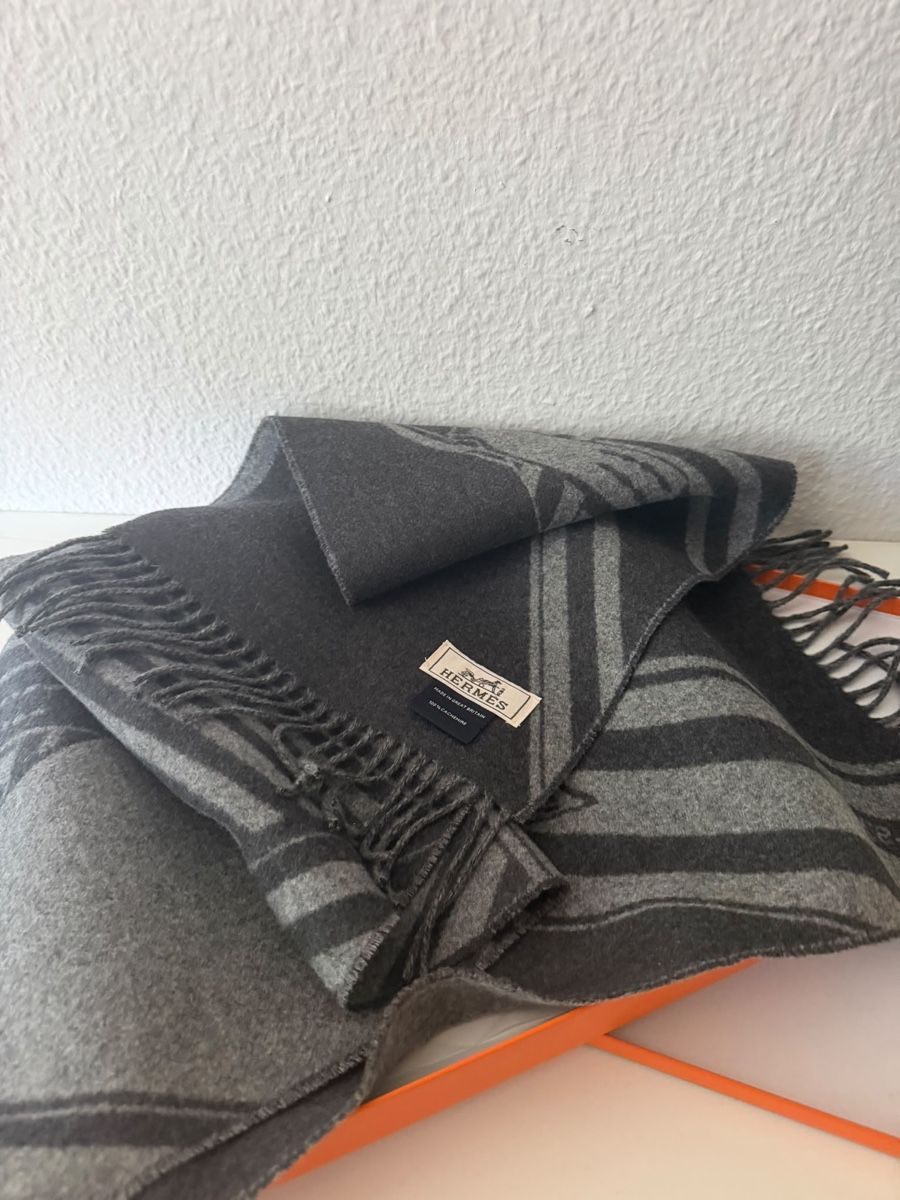 Hermès Foulard & Sciarpe: Hermes Schal Wolle Grau mit Muster und Originalbox – Nuovo e nell'imballaggio originale da Zürich venduto da Divi64 1