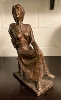 Bronzefigur Frau sitzend