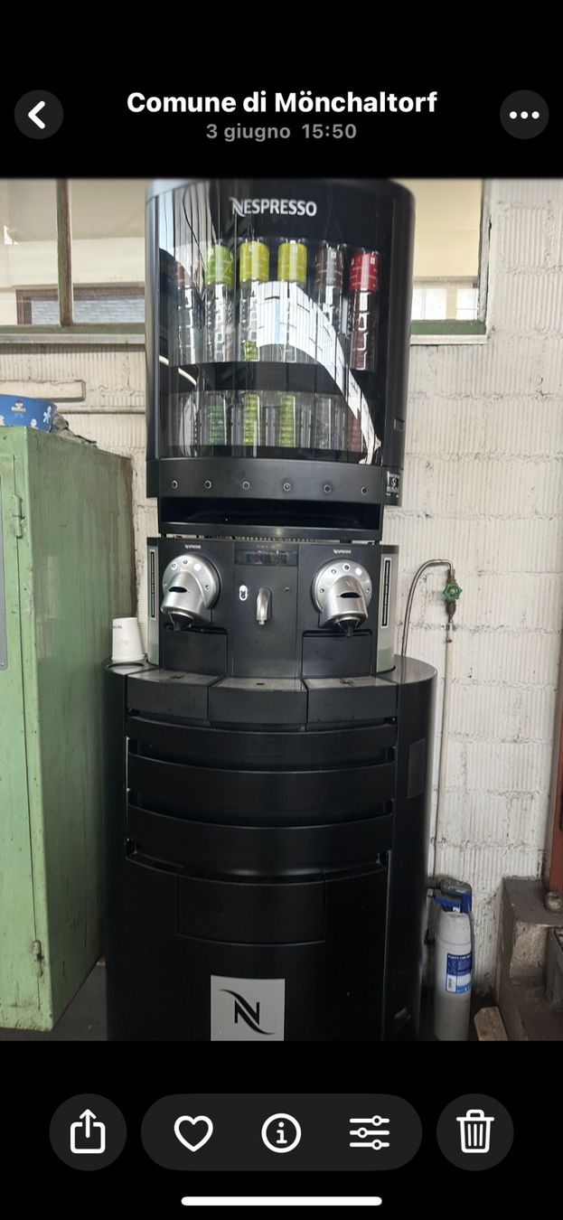 Machines à café & Machines à expresso: Nespresso Profissionel mit Kapselspender – D'occasion à Winterthur par Lisboa7