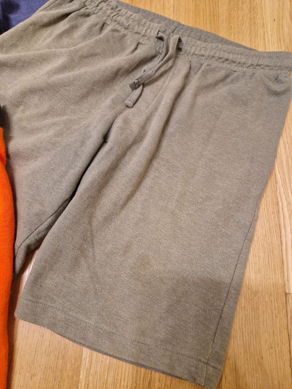 Lotti & Set di vestiti: lot de short bien utilisé taille 146 152 – Usato da Penthaz venduto da Sosotroc 1