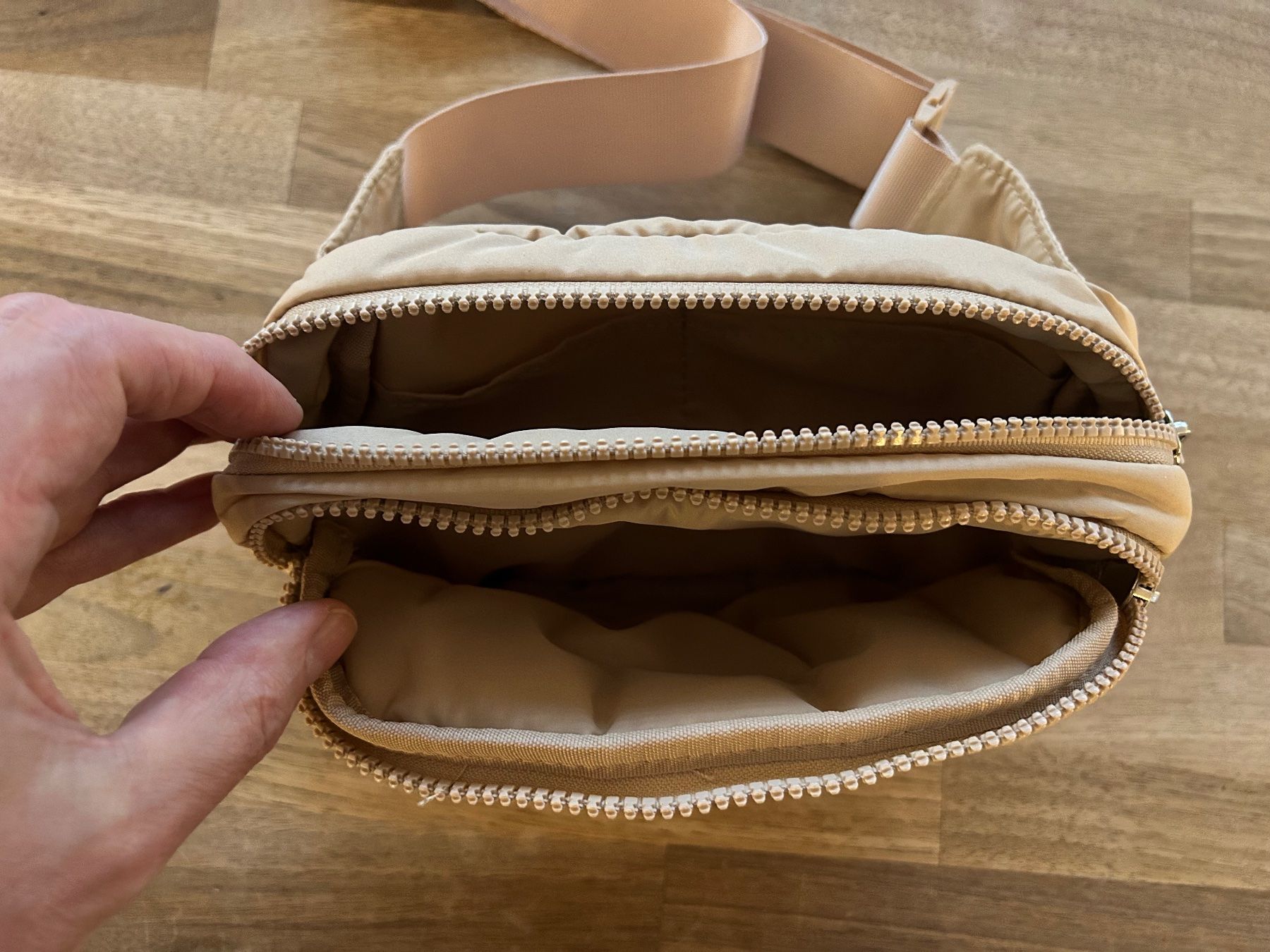 Borse da donna: Bauchtasche "Wilo" The Label neu – Nuovo (secondo la descrizione) da Oberwil-Lieli venduto da Mhd 2