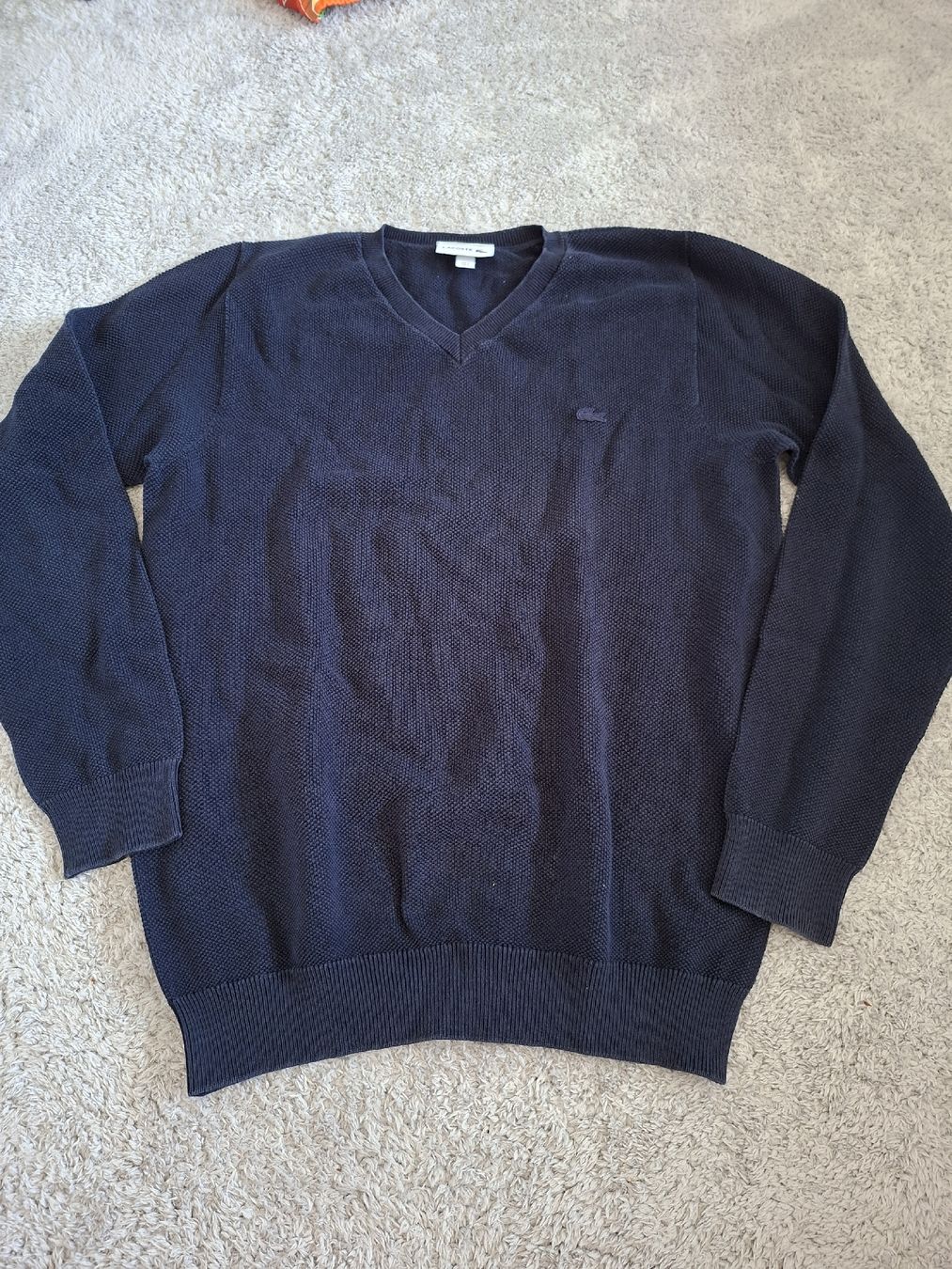 Lacoste Pullover & Sweatshirts: Pull Lacoste bleu col V taille S – Gebraucht aus Renens VD von ser_j2fn