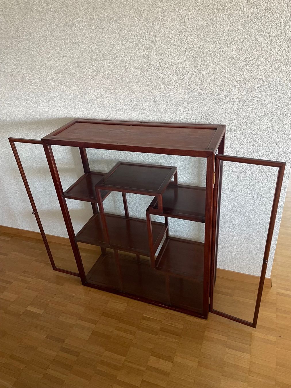 Vitrinen: Moderne Vitrine im chinesischen Stil – Gebraucht aus Bern von curtius01 1
