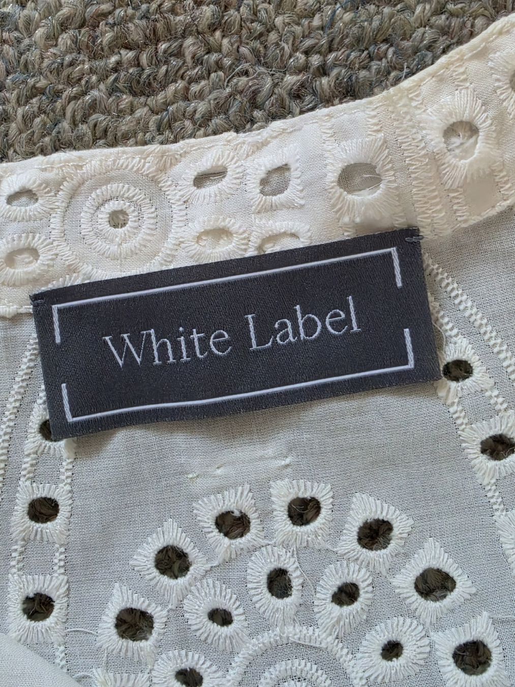 Robes: WHITE LABEL SPITZENKLEID GR.36 ECRU – D'occasion à Adlikon par jahr01 8