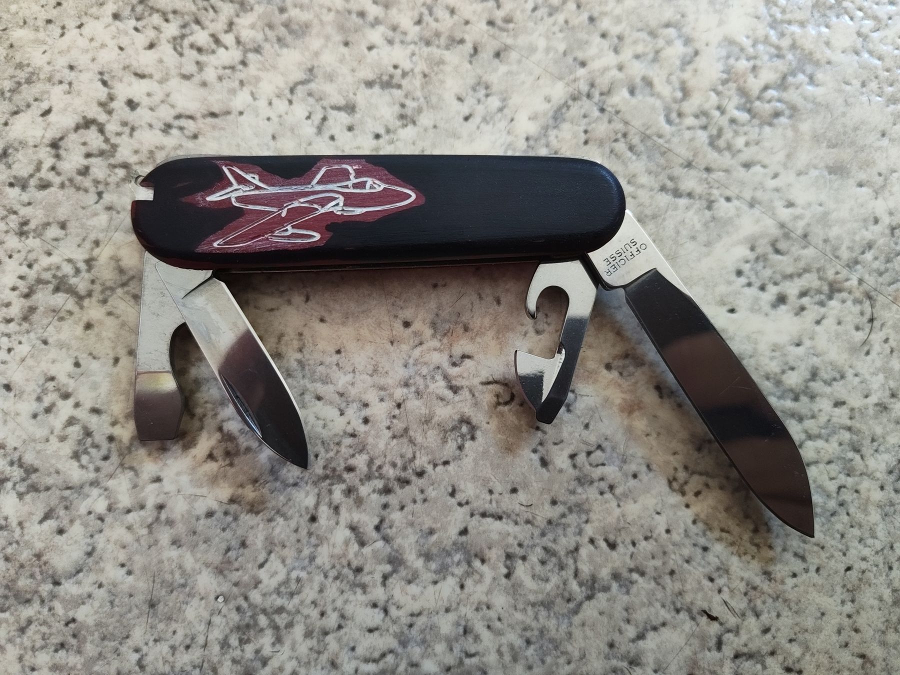Victorinox Coltelli tascabile: Kleines Victorinox Sackmesser mit eingraviertem Flugzeug – Usato da Bäch SZ venduto da BirdyTheBird 1