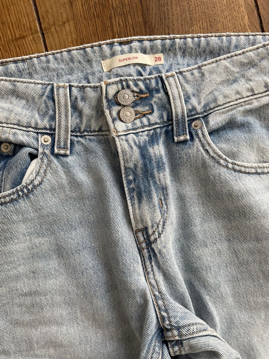 Levi's Jeans: Jean Levi's superlow style décontracté t. 28/32 bleu clair – Nuovo (secondo la descrizione) da Marin-Epagnier venduto da sachaechinta 1