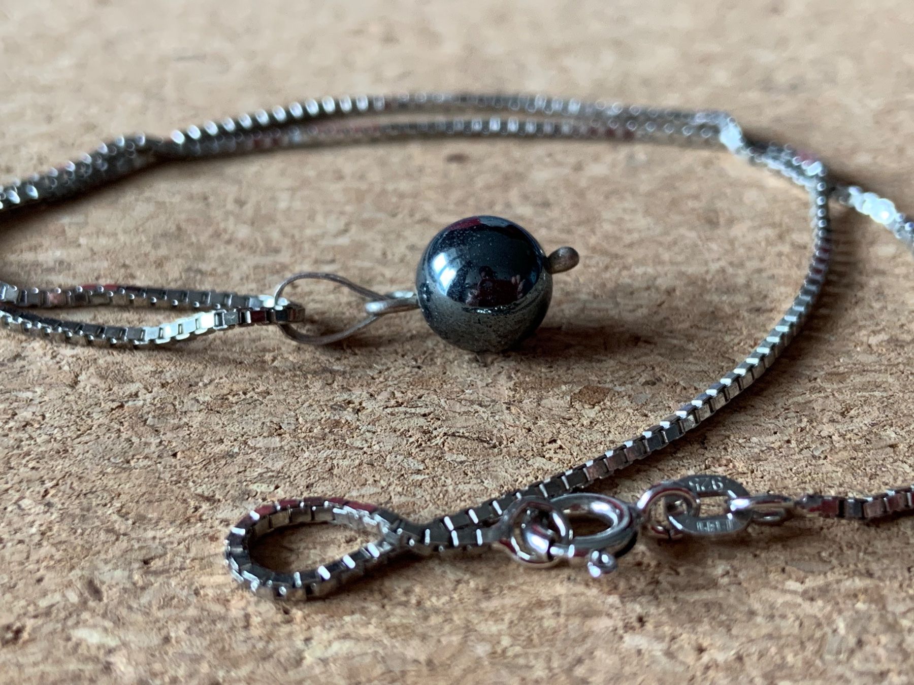 Pendentifs: Venezianerkette + Hämatit Kugel (38cm) – D'occasion à Dittingen par Bijoubelle