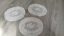 3 Deckchen weiss ovale Form florales Muster Hausräumung
