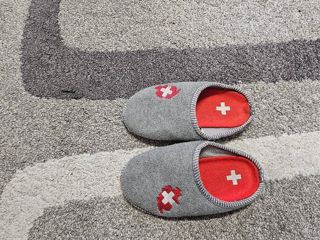 Scarpe da uomo: Hausschuhe/Finken Gr. 37 – Usato da Embrach venduto da Lilly2021