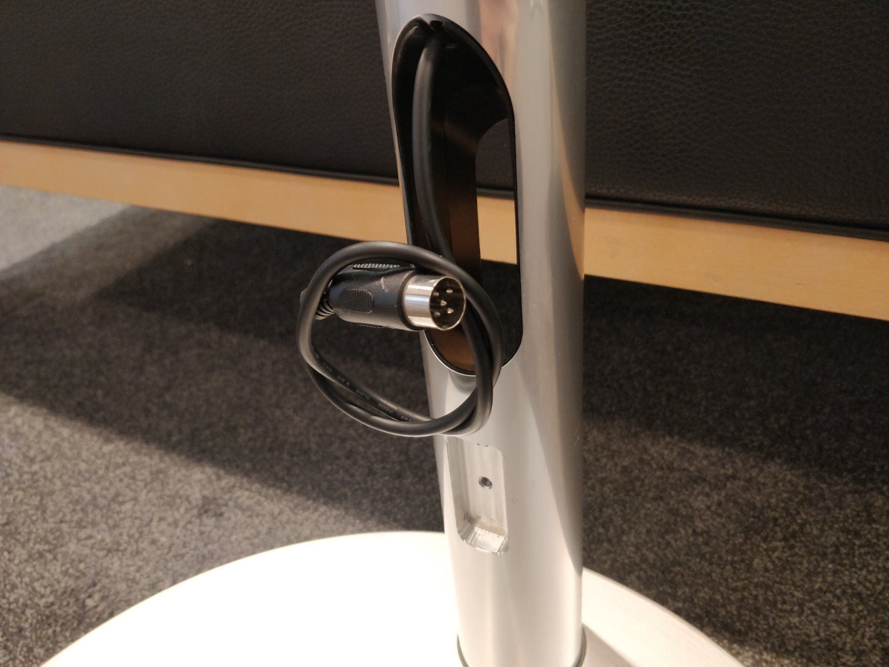 Bang & Olufsen Televisori: BeoVision 7-32 Motortischstandfuss 4092 – Usato da Hochdorf venduto da av-electronics 6