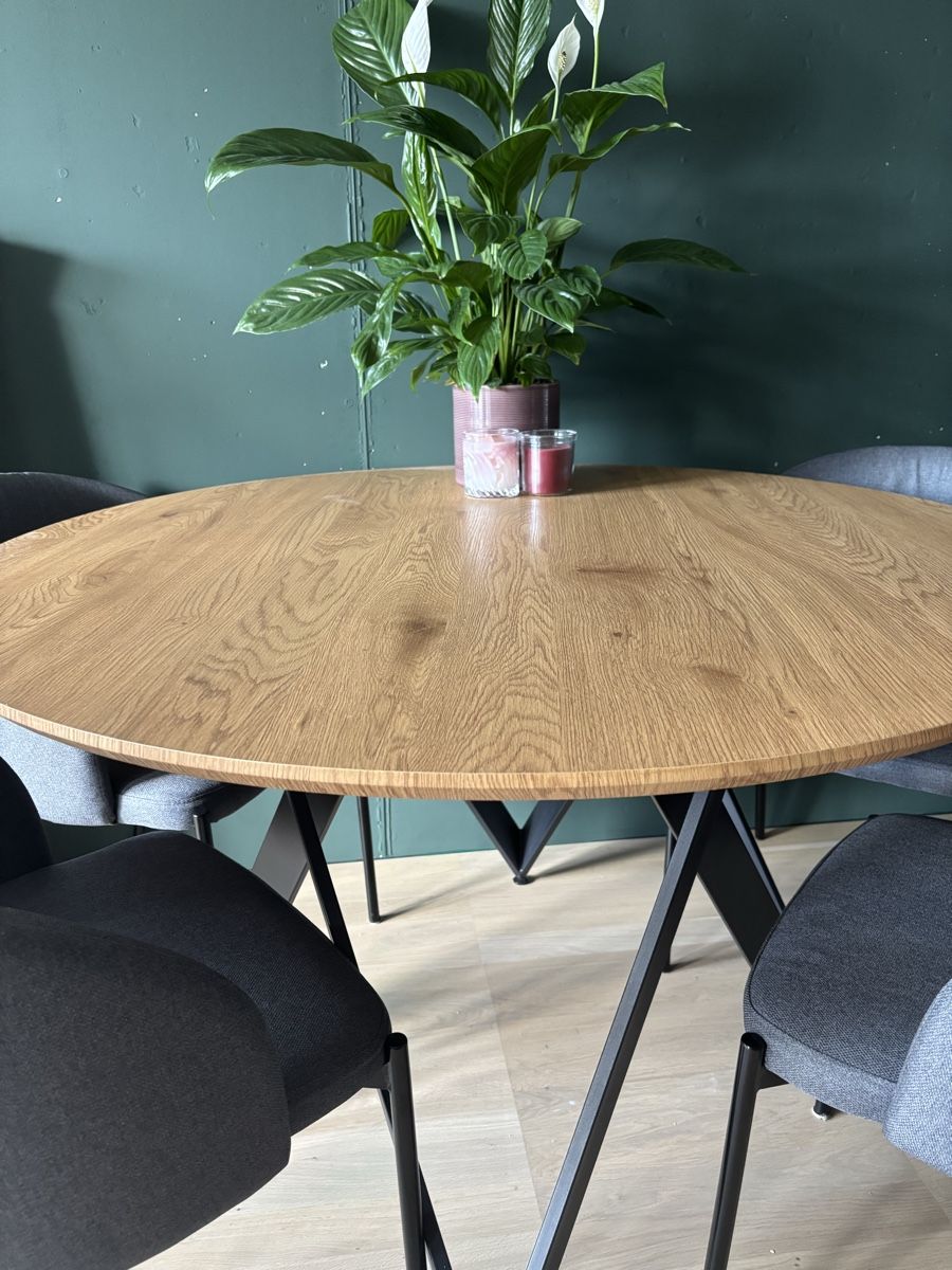 Set de table et chaises: Runder Esstisch Eichenoptik mit vier Stühlen grau – Neuf (Voir description) à Zürich par Cami_kleider 3