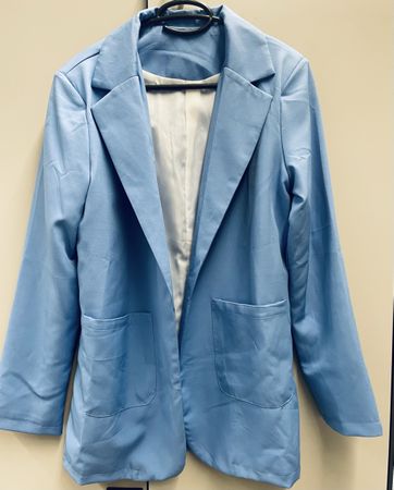 Hellblauer Blazer, Grösse M, perfekt für den Frühling!