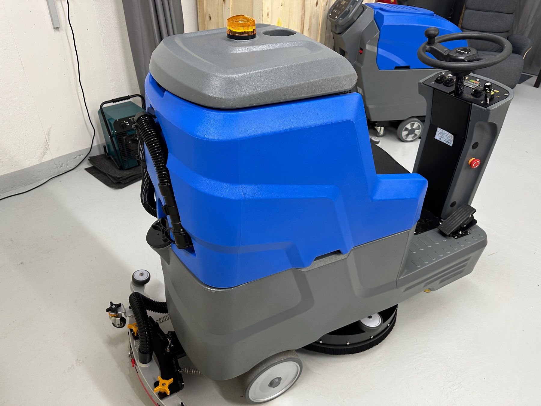 Tutte le macchine: Scheuersaugmaschine, neu und Originalverpackt – Nuovo e nell'imballaggio originale da Volketswil venduto da 450231 2