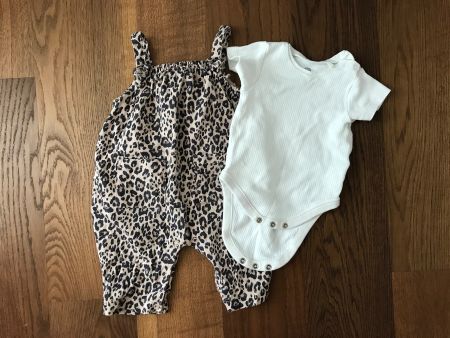 Latzhosen mit Body Leo Print Grösse 68