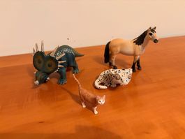 Spielzeugtiere: Dinosaurier, Pferd, Katze, Gecko