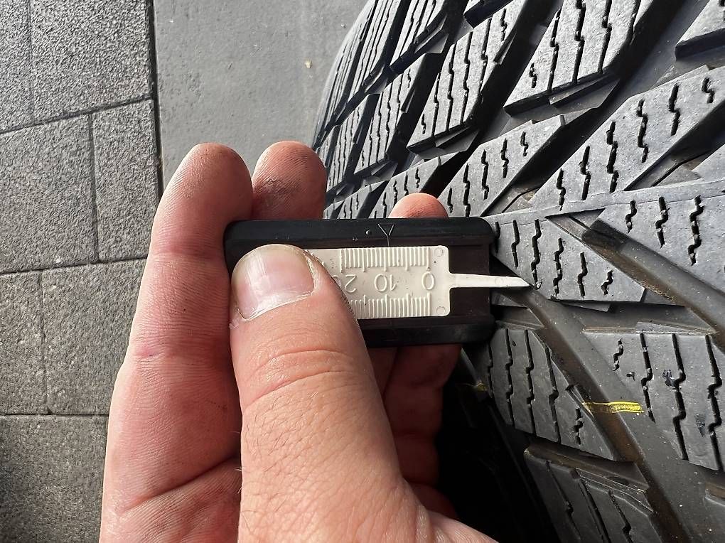 Pneumatici & Ruote complete: 235/45 R20 Winterreifen – Usato da Sursee venduto da gas_8n5t 4