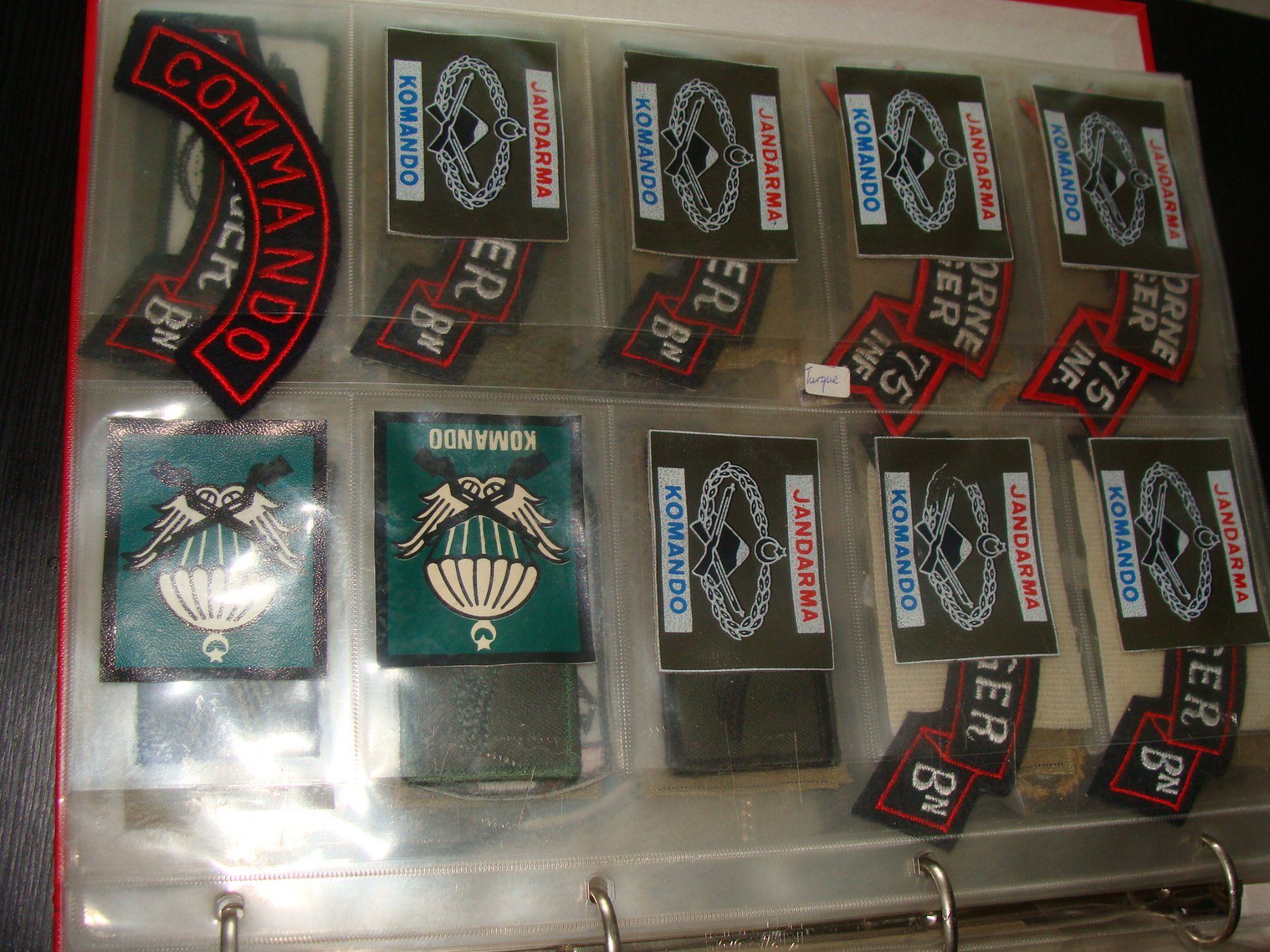 Plaketten & Abzeichen: Militaire, classeur remplit de badges et insignes divers. – Gebraucht aus Cuarny von hen_g7hn 8
