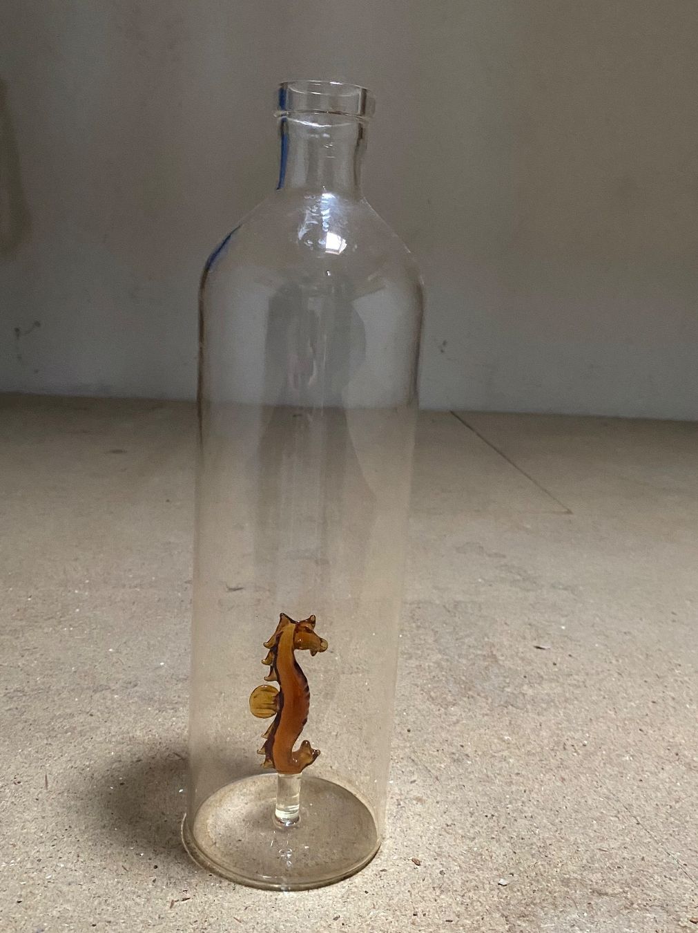 Caraffe: Glasflasche mit Seepferdli-Figur – Usato da Basel venduto da NormaJean01 2