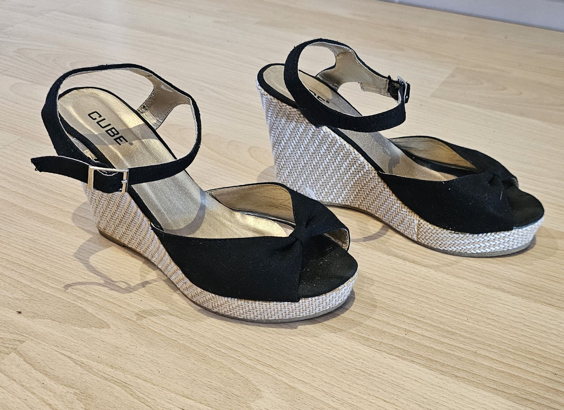 Cube Scarpe da donna: Hübsche Sandalen mit Keilabsatz – Usato da Fehraltorf venduto da Sumin