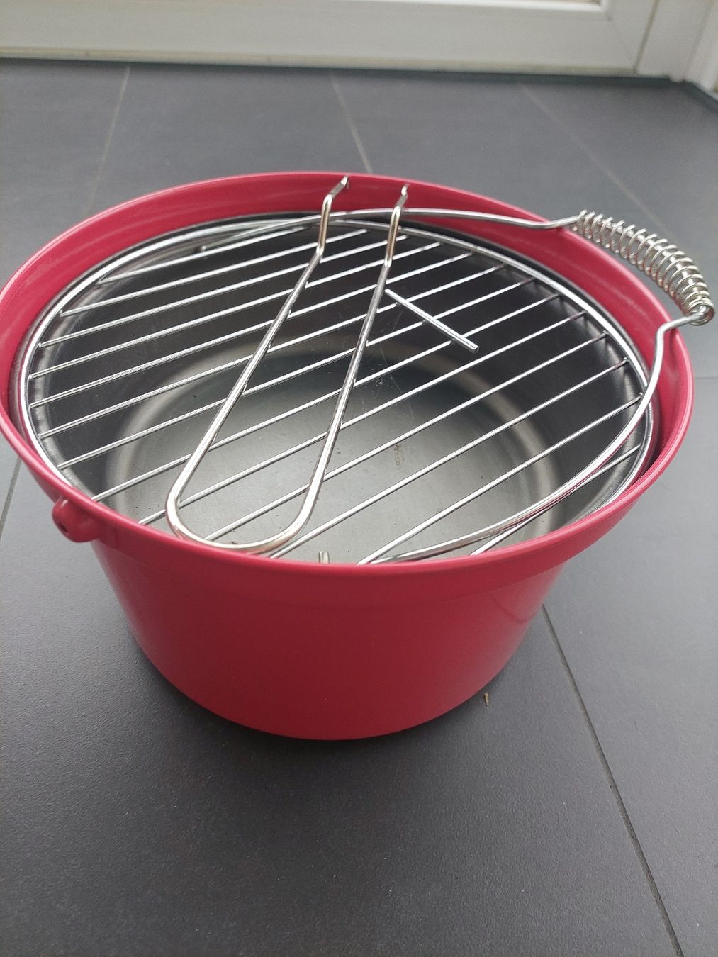 Grills: Eimer- Kohlengril, Kompakter und transportabler  Grill – Neu (gemäss Beschreibung) aus Schachen LU von Mister-jo
