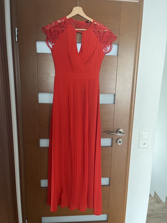 Rotes Kleid Mit Spitze