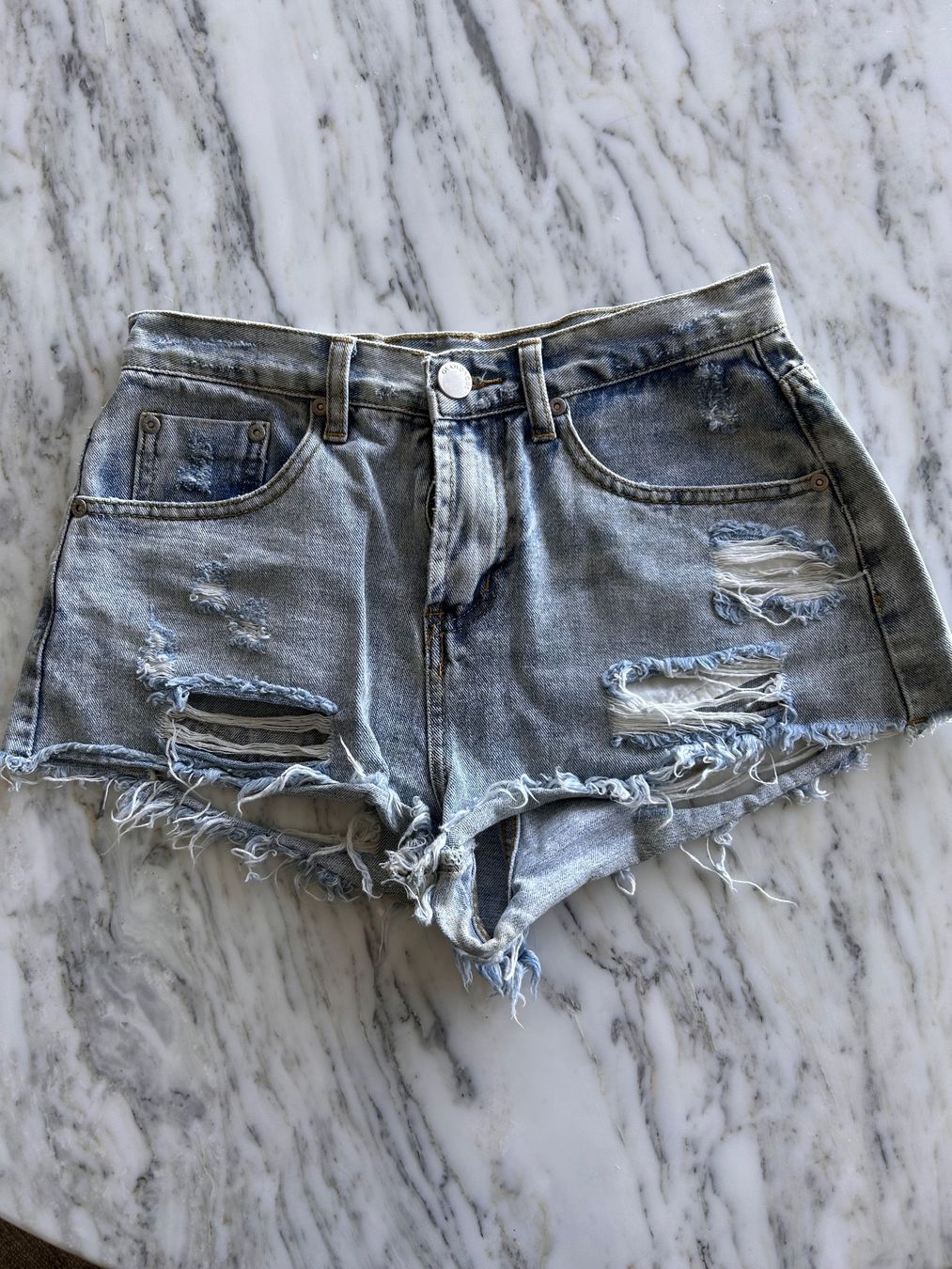 Jeans: Distressed denim shorts – Usato da Wollerau venduto da pri_g786
