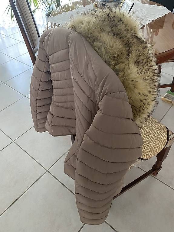 Vestes: Neue, wunderschöne Winterjacke – D'occasion à Zumikon par rpe_nd99