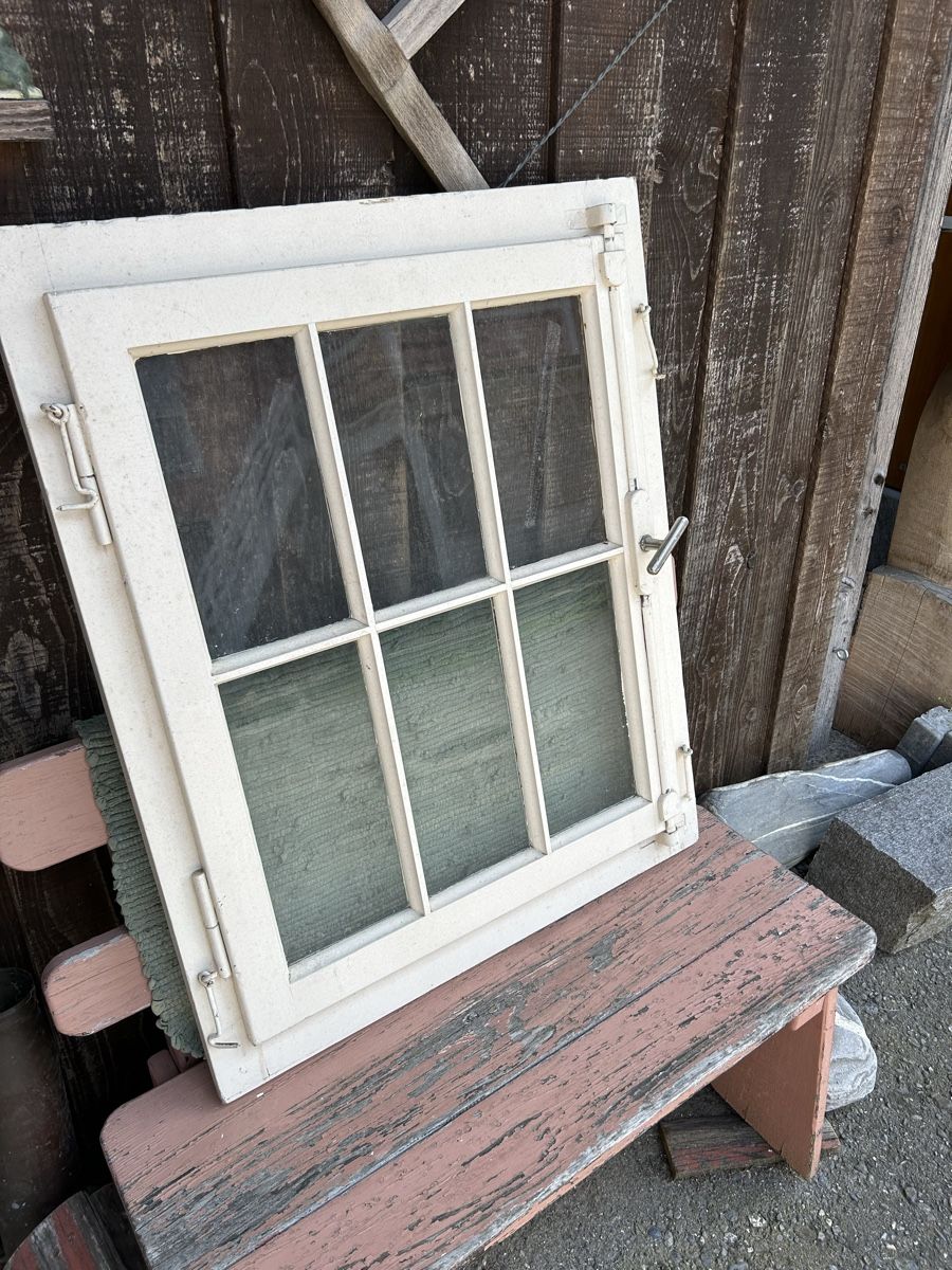 Finestre: Altes Fenster mit Rahmen. – Usato da Gwatt (Thun) venduto da ate_6ng8 1