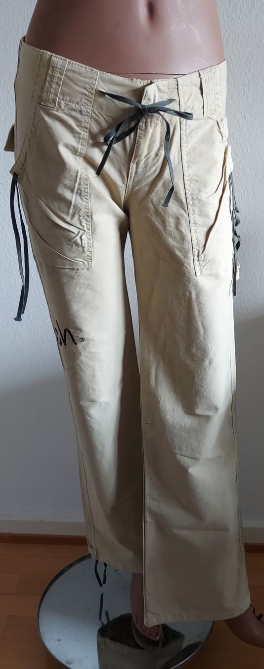 Bench Pantaloni: Neue Bench MADDY Slouch Cargo Hose, Grösse 26 R – Nuovo e nell'imballaggio originale da Basel venduto da Mazzo84