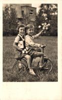 Mädchen und Junge auf Dreirrad (Engelburg, St. Gallen)