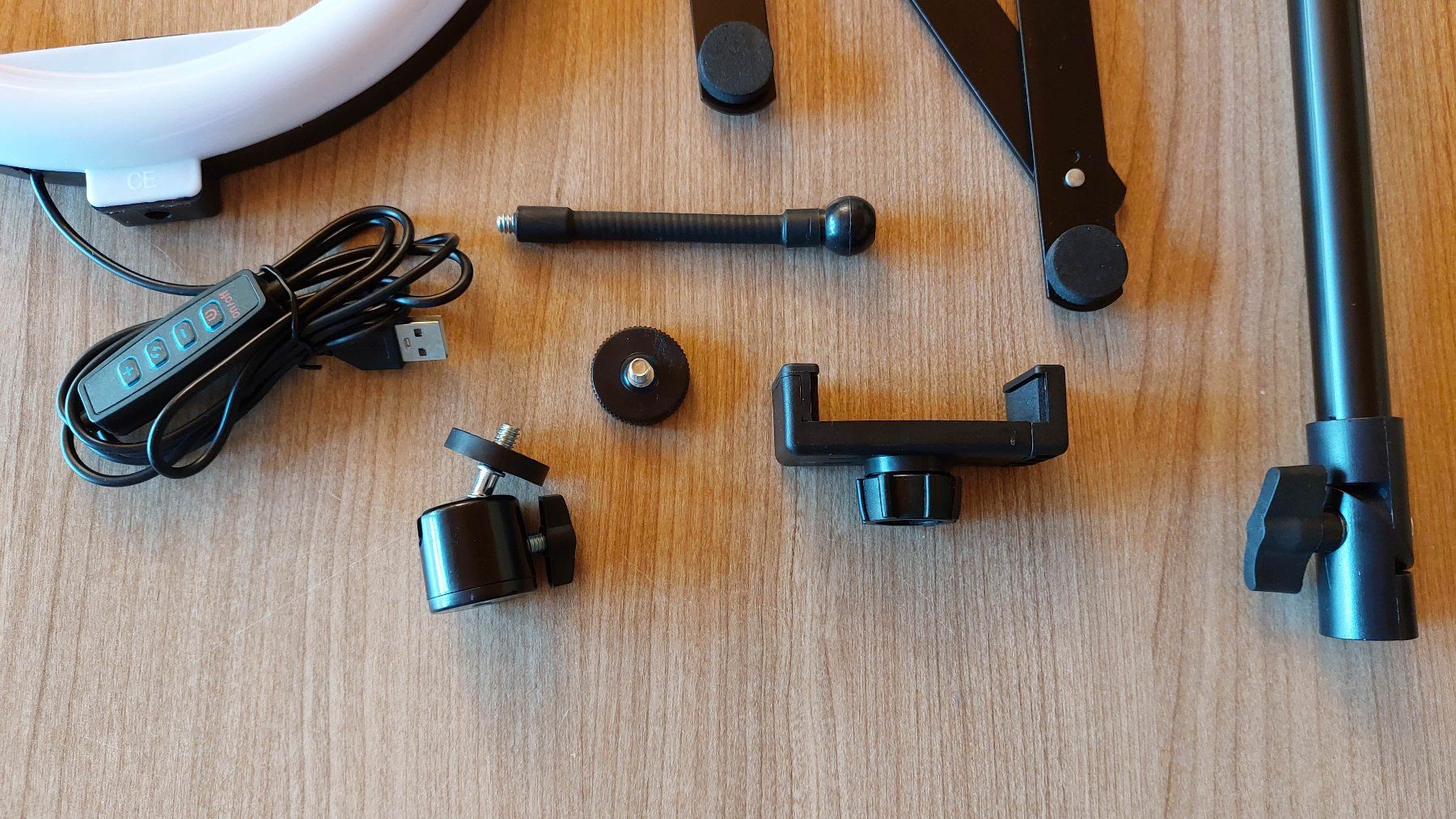 Lampes: Ringlicht mit Stativ, USB Anschluss, neu originalverpackt – Neuf avec emballage d'origine à Zollikofen par Blackie 2