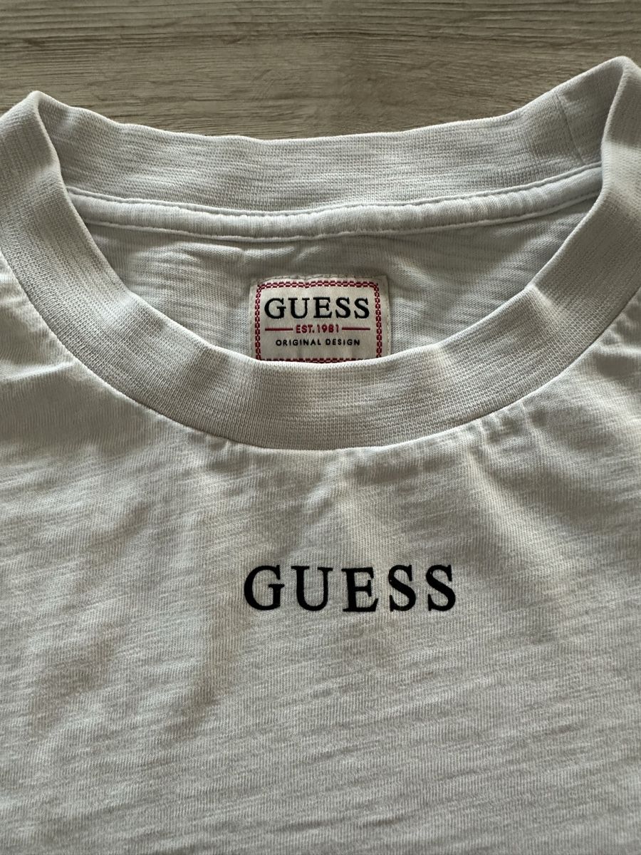 Guess T-shirt: T-shirt Guess blanc, taille M – Usato da Moutier venduto da francisco20 1