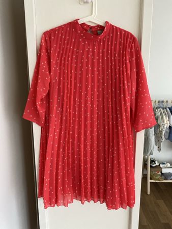 Rotes Plissee-Kleid mit Sternenmuster Gr. 40 Asos