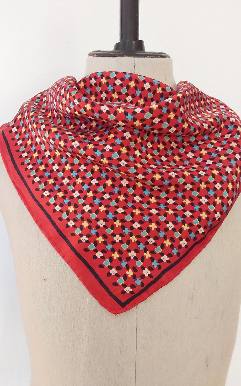Esprit Foulard & Sciarpe: Seidenfoulard quadratisch Esprit – Nuovo (secondo la descrizione) da Köniz venduto da scopello12