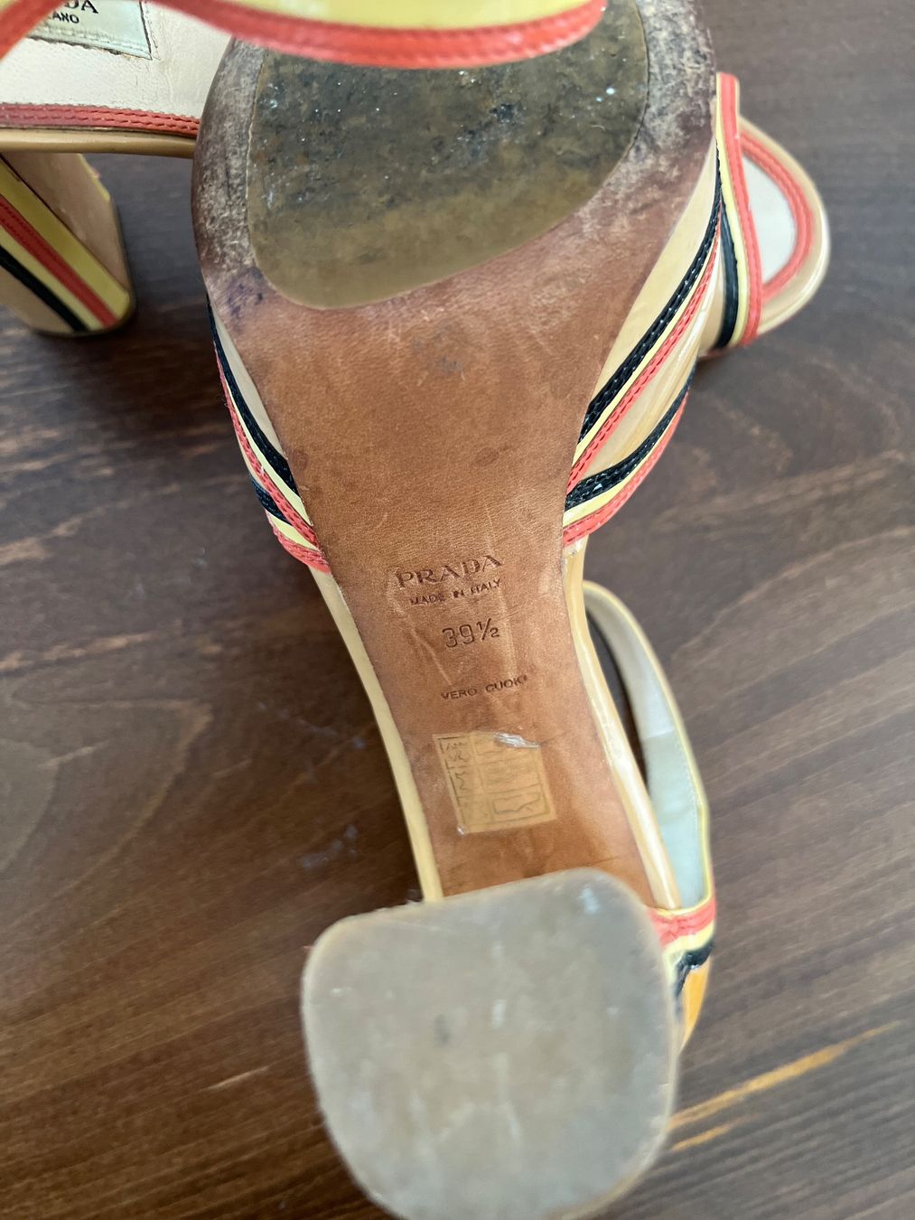 Prada Scarpe da donna: Prada - Sandalen Lackleder beige Gr. 39,5 – Usato da Ebmatingen venduto da Mistelu 4
