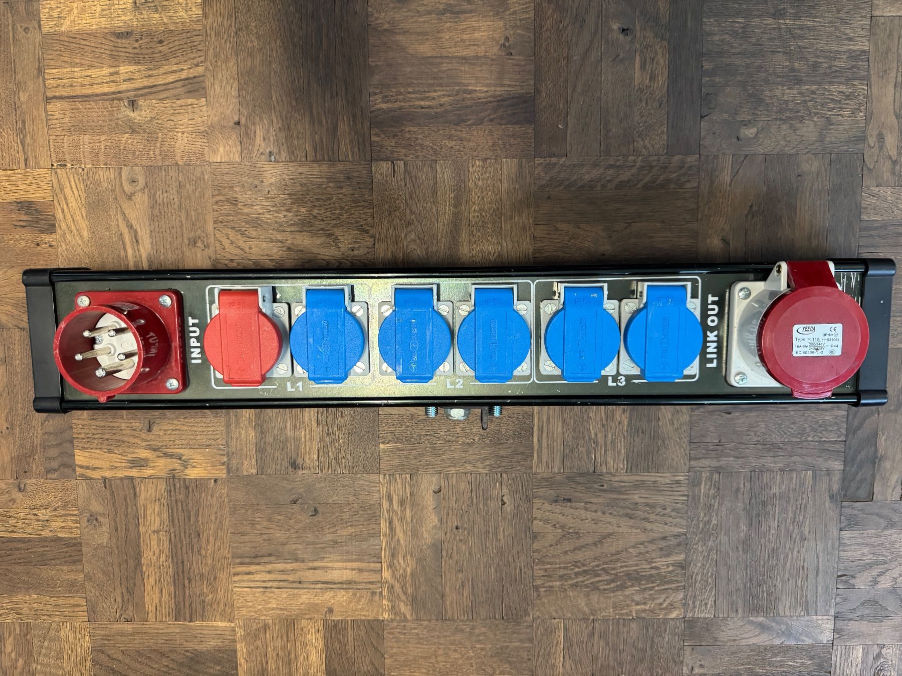 Stromzufuhr: Showtec power supply breakout bar 4 – Gebraucht aus Urtenen-Schönbühl von nuancegmbh