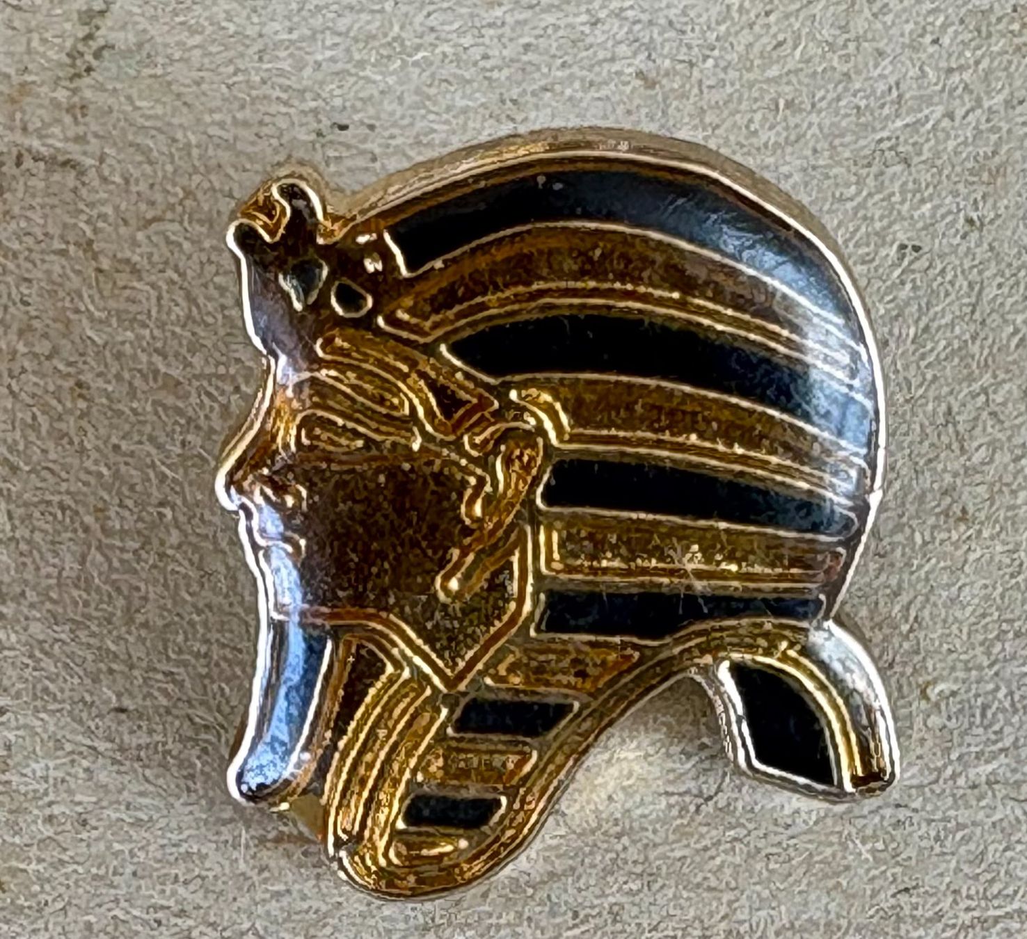 Placchette & Badge: PIN FARAON – Usato da Ostermundigen venduto da Wyatt-Earp
