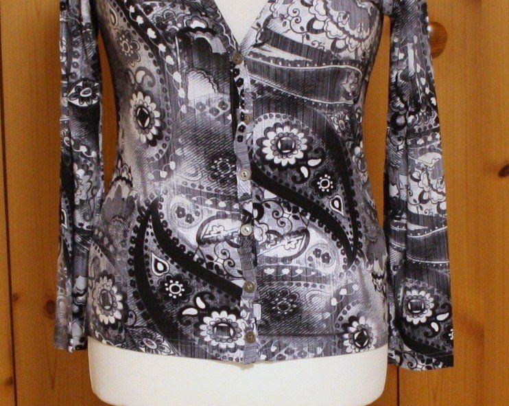 Blusen: T-Shirt Langarm schwarz-weiss Gr. S – Gebraucht aus Flüelen von Diversicum-Vintage 1