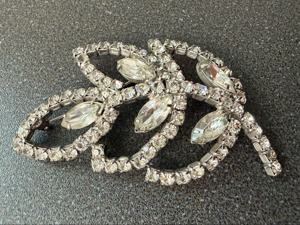 Spille & Fermagli: Vintage Kristall Strass Blatt Brosche – Usato da Lamone venduto da LaCantinaMagica