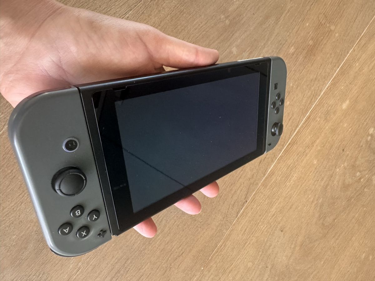 Nintendo Konsolen: Nintendo Switch Bundle + 4 Joy-Cons + 2 Spiele + Tasche – Gebraucht aus Goldach von FamilieWalter 1