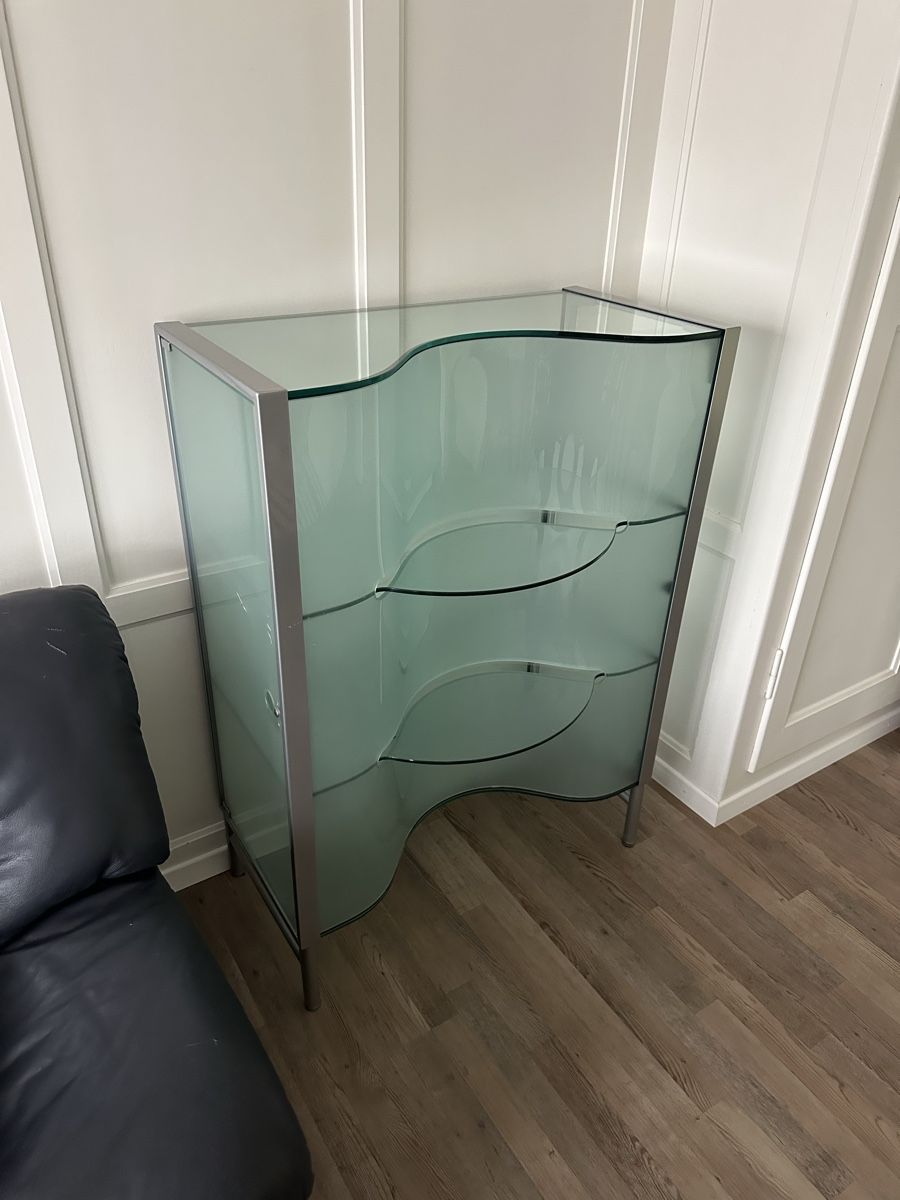 Vetrine: Designerstück Glasvitrine – Usato da Zürich venduto da Josaholic