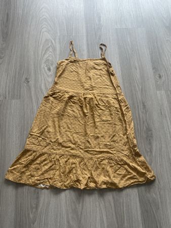 Sommerliches Kleid in Senffarben mit Volants - Grösse S