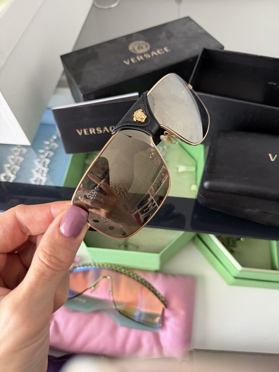 Versace Lunettes & Verres: Sonnenbrille Versace mit Etui guter Zustand – D'occasion à Arch par Aga84 1
