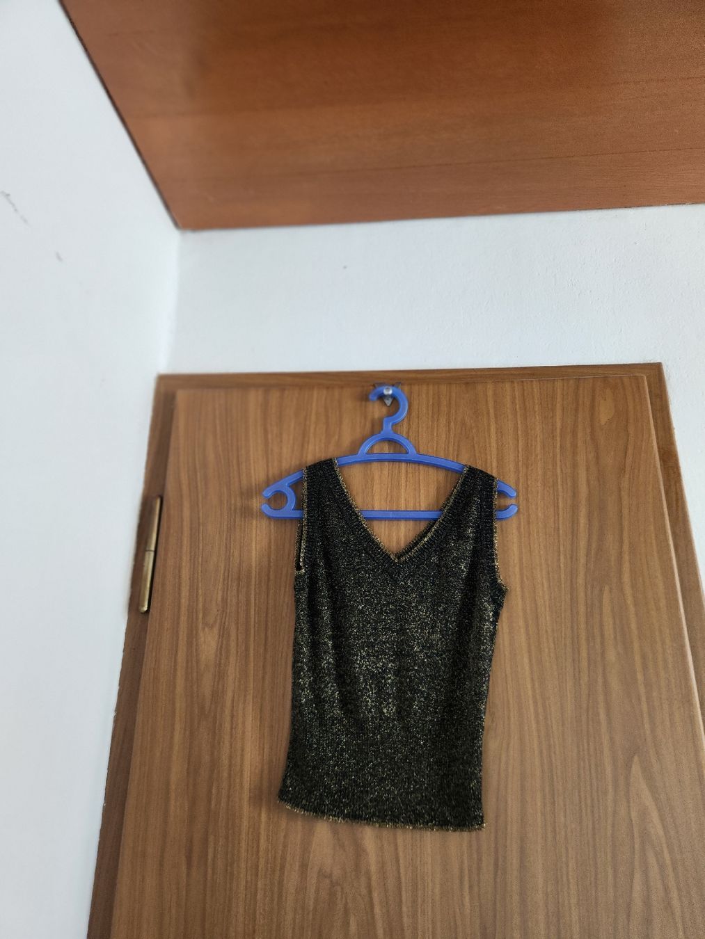 Tops: Haut noir et doré à paillettes, taille S – Gebraucht aus Niedergösgen von Eva2410
