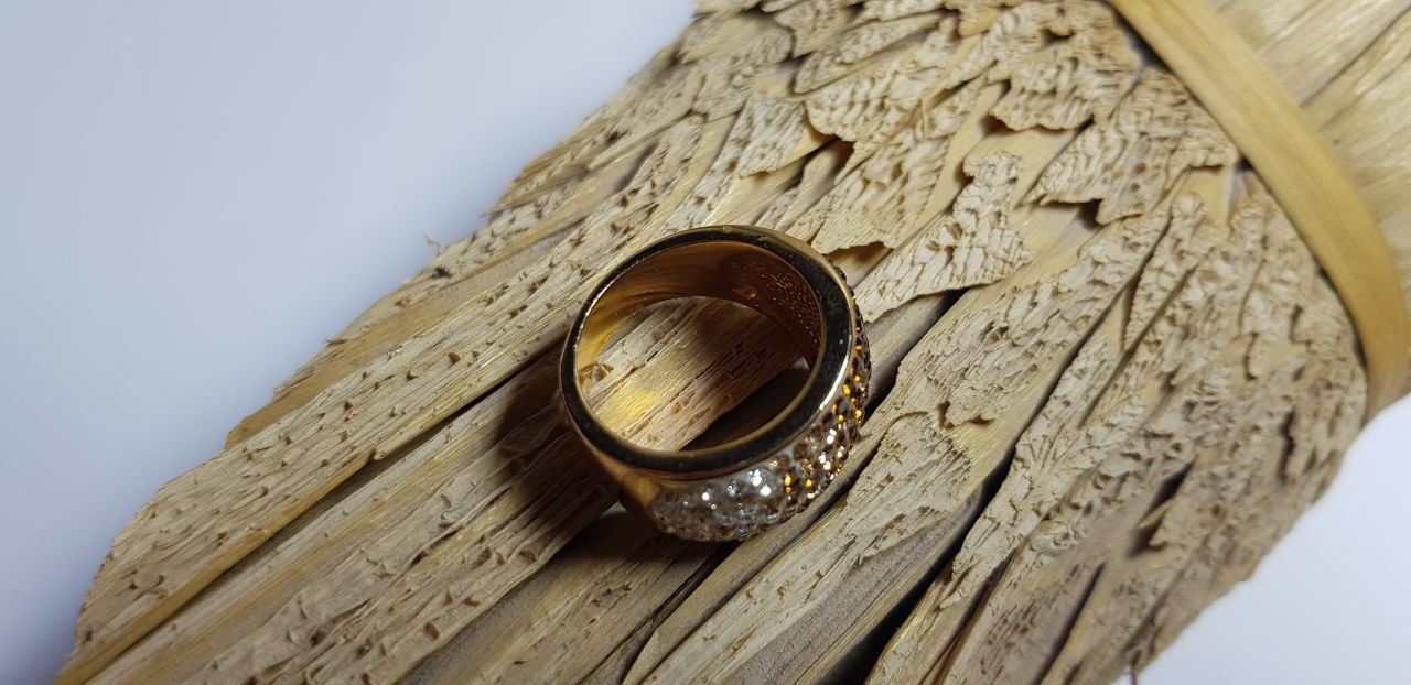 Anelli: Bague large avec brillants dorée comme neuve – Usato da Montreux venduto da Art_et_antiquites 1
