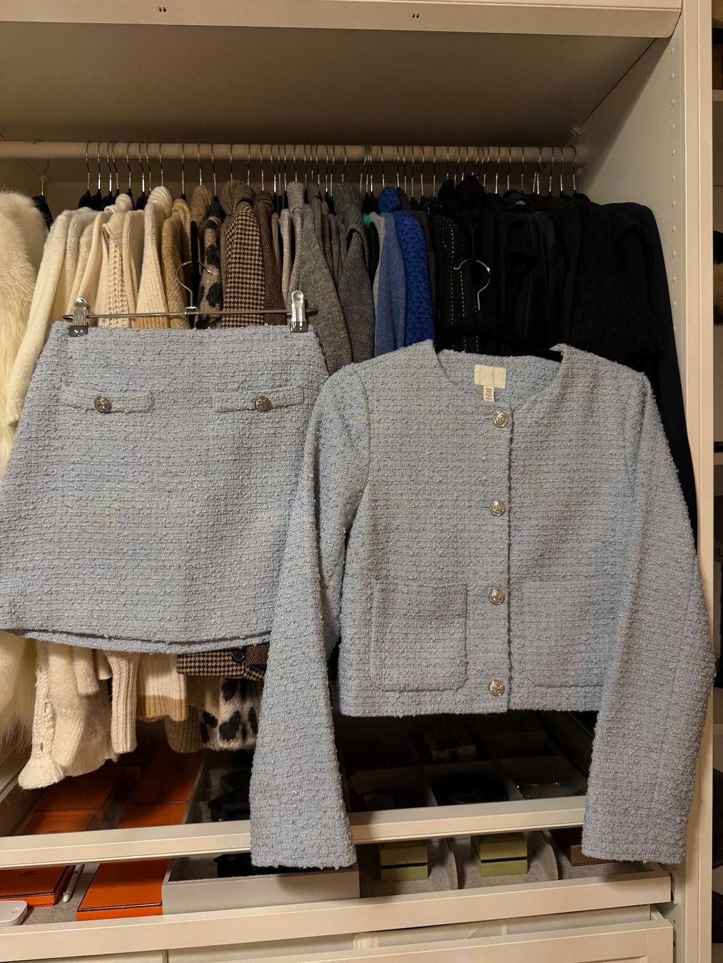 H&M Completi & Tailleur: neuer blauer Tweedanzug von H&M – Nuovo (secondo la descrizione) da Ittigen venduto da zaf_6sy9